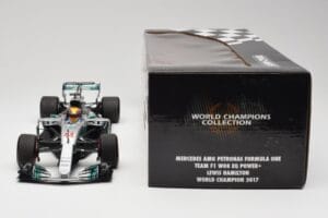 Mercedes AMG W08 EQ Power+ Petronas #44 L. Hamilton F1 World Champion 2017 Minichamps 1:18 186170044 Resina - imagem 6 de 7