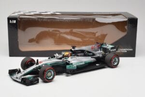 Mercedes AMG W08 EQ Power+ Petronas #44 L. Hamilton F1 World Champion 2017 Minichamps 1:18 186170044 Resina - imagem 7 de 7