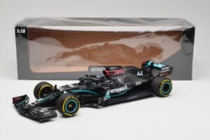 Mercedes AMG W11 Petronas #44 L. Hamilton Styrian GP Winner 2020 Minichamps 1:18 110200244 Resina - imagem 7 de 7