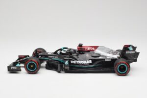 Mercedes AMG W12 Petronas #44 L. Hamilton Spanish GP 100th Pole 2021 Minichamps 1:18 110210444 Resina - imagem 3 de 7