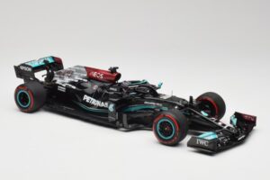 Mercedes AMG W12 Petronas #44 L. Hamilton Spanish GP 100th Pole 2021 Minichamps 1:18 110210444 Resina - imagem 4 de 7