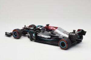 Mercedes AMG W12 Petronas #44 L. Hamilton Spanish GP 100th Pole 2021 Minichamps 1:18 110210444 Resina - imagem 5 de 7