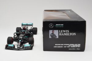 Mercedes AMG W12 Petronas #44 L. Hamilton Spanish GP 100th Pole 2021 Minichamps 1:18 110210444 Resina - imagem 6 de 7