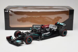 Mercedes AMG W12 Petronas #44 L. Hamilton Spanish GP 100th Pole 2021 Minichamps 1:18 110210444 Resina - imagem 7 de 7