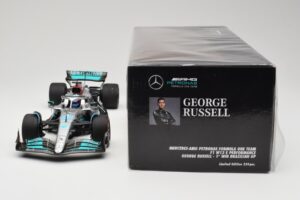 Mercedes AMG W13 E Performance Petronas #63 G. Russell Brazilian GP 1st Win 2022 Minichamps 1:18 110222163 Resina - imagem 6 de 7
