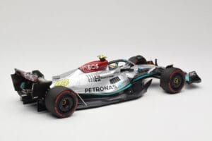 Mercedes AMG W13 E Performance Petronas #44 L. Hamilton Brazilian GP 2022 Minichamps 1:18 110222144 Resina - imagem 2 de 7