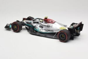 Mercedes AMG W13 E Performance Petronas #44 L. Hamilton Brazilian GP 2022 Minichamps 1:18 110222144 Resina - imagem 5 de 7