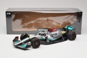 Mercedes AMG W13 E Performance Petronas #44 L. Hamilton Brazilian GP 2022 Minichamps 1:18 110222144 Resina - imagem 7 de 7