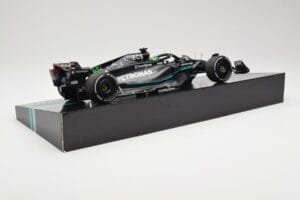 Mercedes AMG W14 E Performance Petronas #63 G. Russell Bahrain GP 2023 Minichamps 1:18 113230163 Resina - imagem 3 de 7