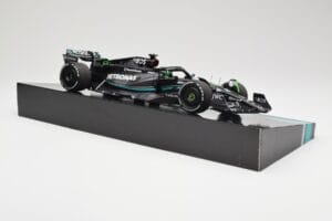 Mercedes AMG W14 E Performance Petronas #63 G. Russell Bahrain GP 2023 Minichamps 1:18 113230163 Resina - imagem 4 de 7