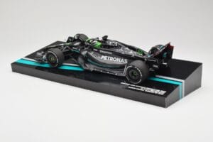 Mercedes AMG W14 E Performance Petronas #63 G. Russell Bahrain GP 2023 Minichamps 1:18 113230163 Resina - imagem 5 de 7