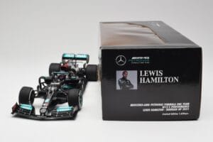 Mercedes AMG W12 #44 L. Hamilton Bahrain GP 2021 Minichamps 1:18 110210144 Metal - imagem 7 de 7