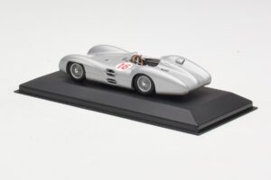 Mercedes W196 Streamliner #16 J.M. Fangio GP Italy Winner 1954 Minichamps 1:43 432543016 Metal - imagem 3 de 4