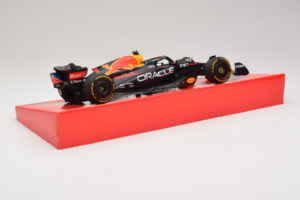 Red Bull Racing RB18 #1 M. Verstappen Oracle Winner Dutch GP 2022 Minichamps 1:18 113223501 Metal - imagem 3 de 7
