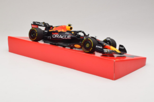 Red Bull Racing RB18 #1 M. Verstappen Oracle Winner Dutch GP 2022 Minichamps 1:18 113223501 Metal - imagem 4 de 7