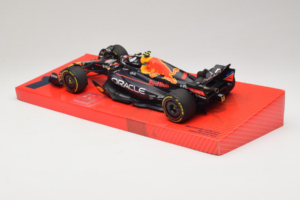 Red Bull Racing RB18 #1 M. Verstappen Oracle Winner Dutch GP 2022 Minichamps 1:18 113223501 Metal - imagem 5 de 7