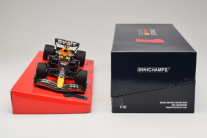 Red Bull Racing RB18 #1 M. Verstappen Oracle Winner Dutch GP 2022 Minichamps 1:18 113223501 Metal - imagem 6 de 7