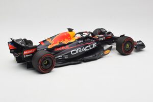 Oracle Red Bull Racing RB18 #1 M. Verstappen Winner Belgian GP 2022 Minichamps 1:18 110221401 Metal - imagem 2 de 7