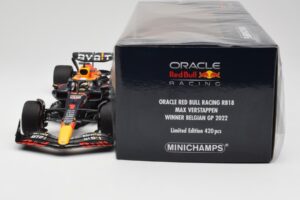 Oracle Red Bull Racing RB18 #1 M. Verstappen Winner Belgian GP 2022 Minichamps 1:18 110221401 Metal - imagem 6 de 7