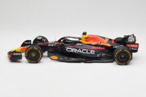Oracle Red Bull Racing RB18 #1 M. Verstappen Winner Italian GP 2022 Minichamps 1:18 110221601 Metal - imagem 3 de 7