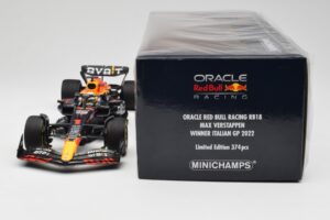 Oracle Red Bull Racing RB18 #1 M. Verstappen Winner Italian GP 2022 Minichamps 1:18 110221601 Metal - imagem 6 de 7