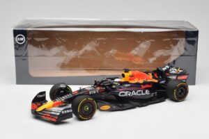 Oracle Red Bull Racing RB18 #1 M. Verstappen Winner Italian GP 2022 Minichamps 1:18 110221601 Metal - imagem 7 de 7