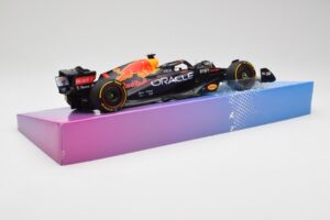 Red Bull Racing RB18 #1 M. Verstappen Winner Miami GP 2022 Minichamps 1:18 113220501 Metal - imagem 3 de 7