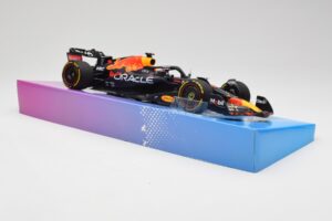 Red Bull Racing RB18 #1 M. Verstappen Winner Miami GP 2022 Minichamps 1:18 113220501 Metal - imagem 4 de 7