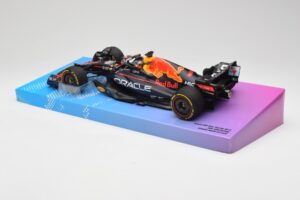 Red Bull Racing RB18 #1 M. Verstappen Winner Miami GP 2022 Minichamps 1:18 113220501 Metal - imagem 5 de 7