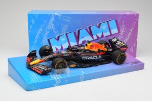 Red Bull Racing RB18 #1 M. Verstappen Winner Miami GP 2022 Minichamps 1:18 113220501 Metal - imagem 7 de 7
