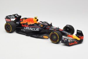 Oracle Red Bull Racing RB18 #11 S. Perez Saudi Arabian GP 2022 Minichamps 1:18 110220011 Metal - imagem 4 de 7
