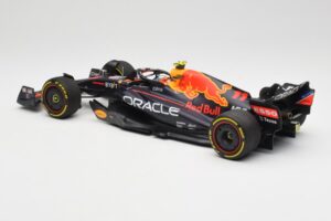 Oracle Red Bull Racing RB18 #11 S. Perez Saudi Arabian GP 2022 Minichamps 1:18 110220011 Metal - imagem 5 de 7