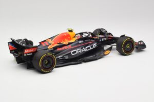 Oracle Red Bull Racing RB18 #11 S. Perez Abu Dhabi GP 2022 Minichamps 1:18 110222211 Metal - imagem 2 de 7
