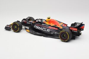 Oracle Red Bull Racing RB18 #11 S. Perez Abu Dhabi GP 2022 Minichamps 1:18 110222211 Metal - imagem 5 de 7
