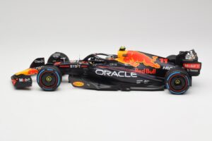 Oracle Red Bull Racing RB18 #11 S. Perez Monaco GP Winner Rain Tyre Version 2022 Minichamps 1:18 110222711 Metal - imagem 3 de 7