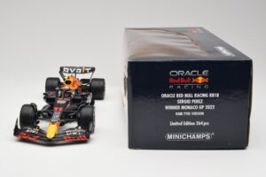 Oracle Red Bull Racing RB18 #11 S. Perez Monaco GP Winner Rain Tyre Version 2022 Minichamps 1:18 110222711 Metal - imagem 6 de 7