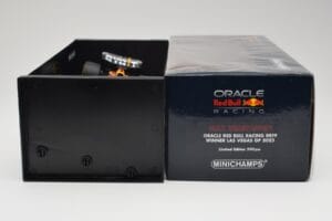 Oracle Red Bull Racing RB19 #33 M. Verstappen Las Vegas GP Winner 2023 Minichamps 1:18 110232201 Resina - imagem 6 de 7