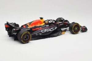 Oracle Red Bull Racing RB19 #1 M. Verstappen Winner Abu Dhabi GP 2023 Minichamps 1:18 110232301 Metal - imagem 2 de 7