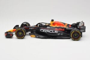 Oracle Red Bull Racing RB19 #1 M. Verstappen Winner Abu Dhabi GP 2023 Minichamps 1:18 110232301 Metal - imagem 3 de 7