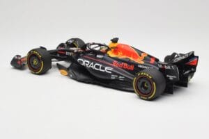 Oracle Red Bull Racing RB19 #1 M. Verstappen Winner Abu Dhabi GP 2023 Minichamps 1:18 110232301 Metal - imagem 5 de 7