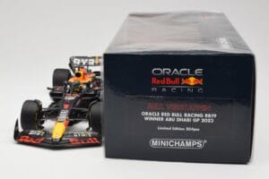 Oracle Red Bull Racing RB19 #1 M. Verstappen Winner Abu Dhabi GP 2023 Minichamps 1:18 110232301 Metal - imagem 6 de 7