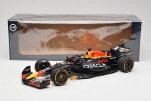 Oracle Red Bull Racing RB19 #1 M. Verstappen Winner Abu Dhabi GP 2023 Minichamps 1:18 110232301 Metal - imagem 7 de 7