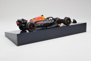Red Bull Racing RB19 #11 S. Perez Winner Saudi Arabian GP 2023 Minichamps 1:18 113230111 Metal - imagem 3 de 6
