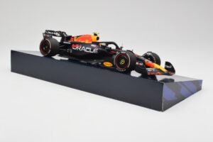 Red Bull Racing RB19 #11 S. Perez Winner Saudi Arabian GP 2023 Minichamps 1:18 113230111 Metal - imagem 4 de 6