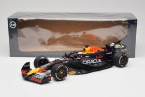 Oracle Red Bull Racing RB20 #1 M. Verstappen Winner Bahrain GP 2024 Minichamps 1:18 110240101 Metal - imagem 7 de 7