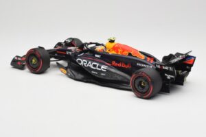 Red Bull Racing RB20 #11 S. Perez Bahrain GP 2024 Minichamps 1:18 110240111 Metal - imagem 5 de 7