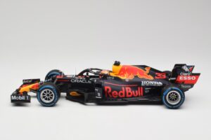 Red Bull Racing Honda RB16B #33 M. Verstappen Belgian GP Winner 2021 Minichamps 1:18 110211333 Resina - imagem 3 de 7