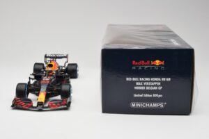 Red Bull Racing Honda RB16B #33 M. Verstappen Belgian GP Winner 2021 Minichamps 1:18 110211333 Resina - imagem 6 de 7
