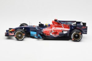 Red Bull Racing RB6 #6 M. Webber F1 Showcar 2010 Minichamps 1:18 150100076 Metal - imagem 3 de 6
