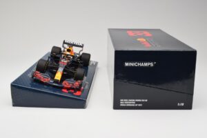 Red Bull Racing Honda RB16B #33 M. Verstappen Emilia Romagna GP 2021 Case Edition Minichamps 1:18 113210133 Resina - imagem 6 de 7